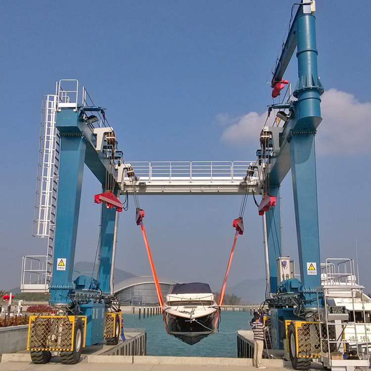 Travel Lift Crane