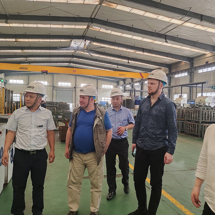 Russian customers come to visit the factory