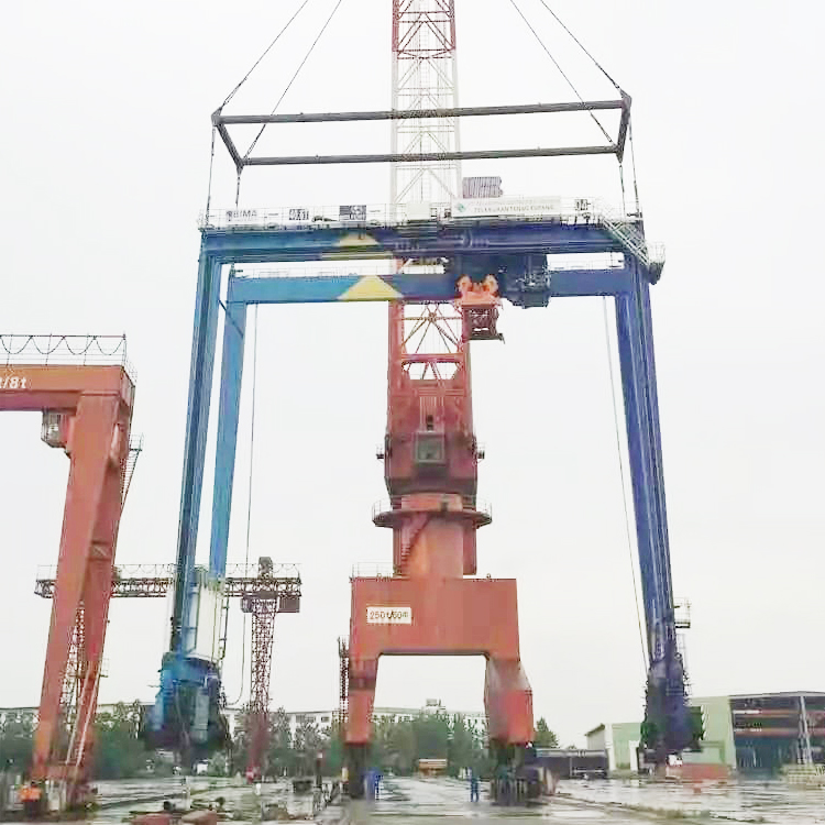 Grue à portique sur pneus en caoutchouc